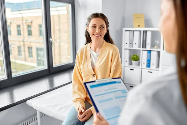 Medicina Salud Concepto Personas Doctora Con Portapapeles Hablando Con Una — Foto de Stock