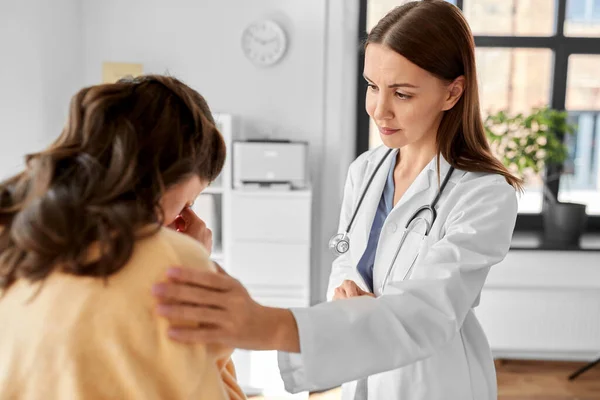 Medicine Healthcare People Concept Female Doctor Comforting Sad Woman Patient — Zdjęcie stockowe