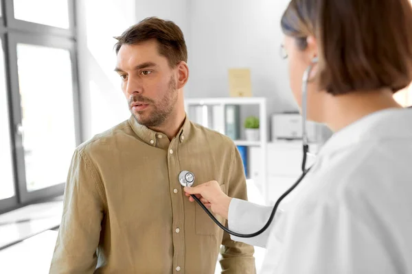 Medicina Saúde Conceito Pessoas Médico Feminino Com Estetoscópio Paciente Homem — Fotografia de Stock