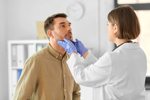 Medicina Cuidados Saúde Conceito Pessoas Médico Feminino Verificando Gânglios Linfáticos — Fotografia de Stock