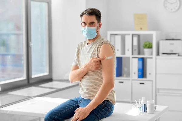 Zdrowie Medycyna Koncepcja Pandemii Mężczyzna Masce Plastrem Ramieniu Szczepieniu Szpitalu — Zdjęcie stockowe