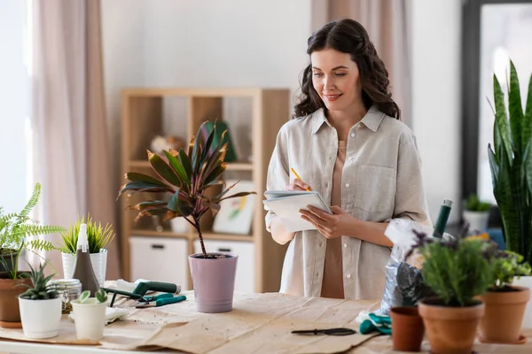 Gente Jardinería Concepto Trabajo Doméstico Mujer Sonriente Feliz Con Cuaderno —  Fotos de Stock