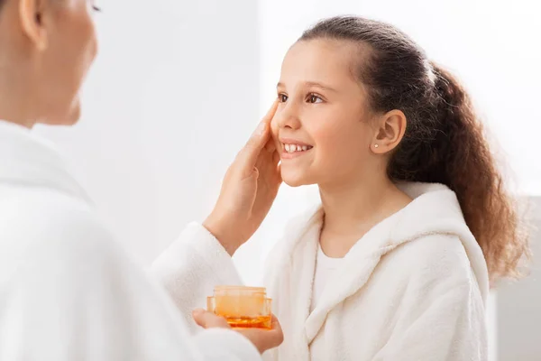 Beauty Hygiene Morning People Concept Happy Smiling Mother Daughter Moisturizer — Stock Photo, Image