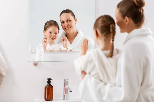 Beauty Hygiene Morning People Concept Happy Smiling Mother Little Daughter — Stock Photo, Image