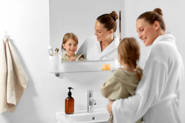 Beauty Hygiene People Concept Happy Smiling Mother Daughter Looking Mirror — Stockfoto