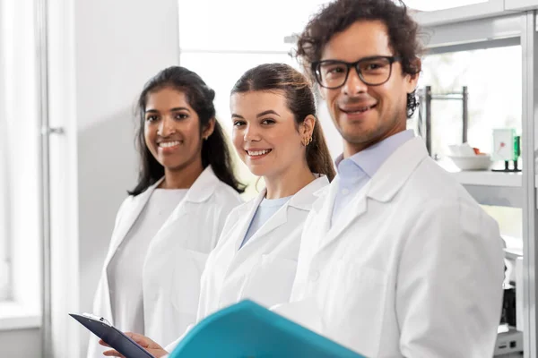 Conceito Ciência Trabalho Pessoas Grupo Internacional Cientistas Felizes Laboratório — Fotografia de Stock