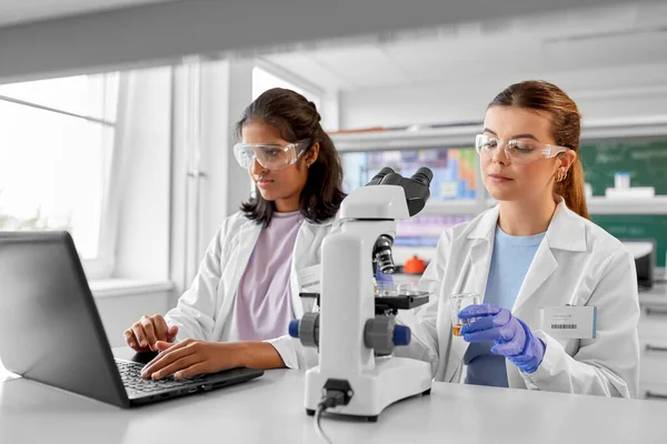 Science Research Work People Concept International Female Scientists Microscope Laptop — Stockfoto