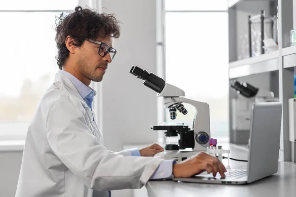Investigación Científica Trabajo Concepto Personas Científico Masculino Con Microscopio Que — Foto de Stock