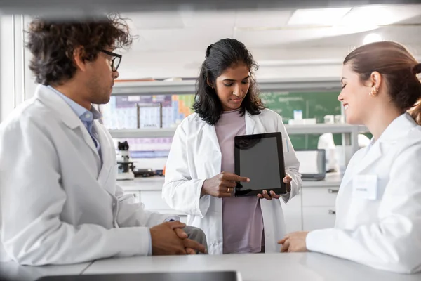 Pesquisa Científica Trabalho Conceito Pessoas Grupo Internacional Cientistas Com Computador — Fotografia de Stock