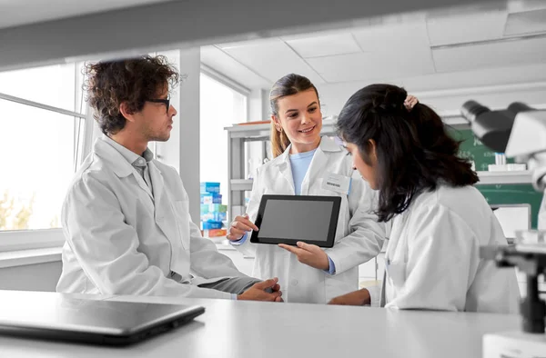 Pesquisa Científica Trabalho Conceito Pessoas Grupo Internacional Cientistas Com Computador — Fotografia de Stock