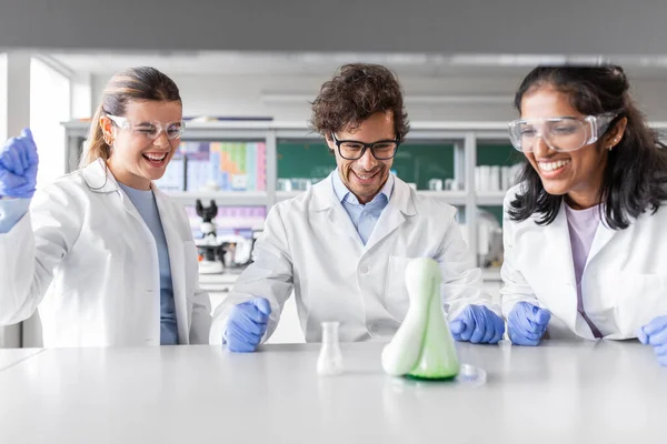科学研究 人の概念 研究室で働いている化学物質を持つ科学者の国際チーム — ストック写真
