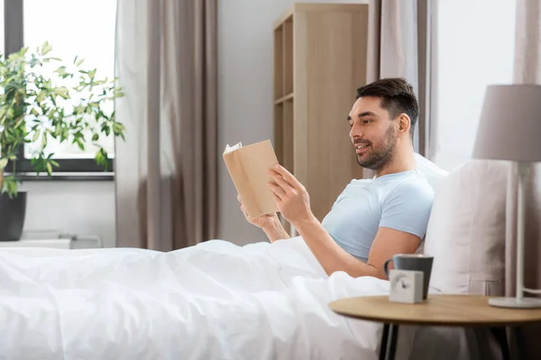 Pessoas Descanso Conceito Homem Leitura Livro Cama Casa — Fotografia de Stock