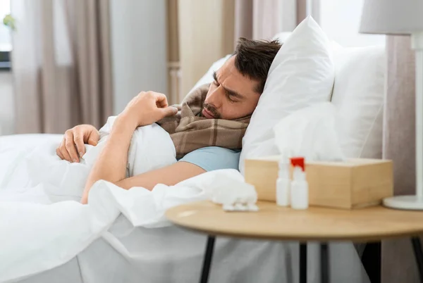 Egészség Emberek Koncepció Beteg Ember Alszik Ágyban Otthon — Stock Fotó