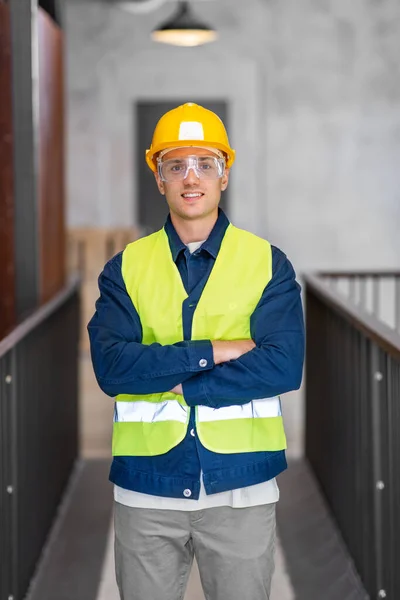 Architektur Baugewerbe Und Gebäudekonzept Glücklich Lächelnder Männlicher Architekt Mit Helm — Stockfoto