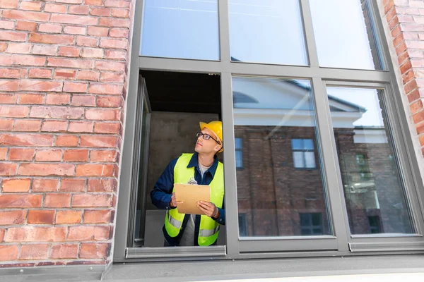 Construction Business Building Concept Male Builder Helmet Safety West Clipboard — ストック写真