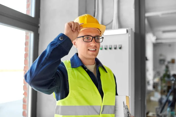 Baugeschäft Und Gebäudekonzept Glücklich Lächelnder Männlicher Elektriker Oder Arbeiter Helm — Stockfoto