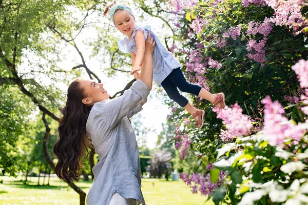 Family Motherhood People Concept Happy Mother Little Daughter Summer Park — Stockfoto