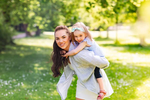 Aile Annelik Insan Kavramı Küçük Kızıyla Mutlu Anne Yaz Parkında — Stok fotoğraf