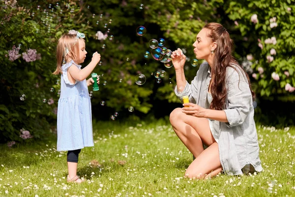 Family Motherhood People Concept Happy Mother Little Daughter Blowing Soap — Stockfoto