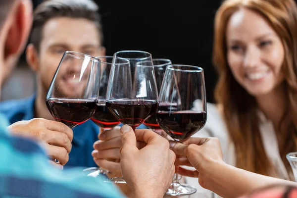 Leisure People Celebration Concept Close Happy Friends Drinking Red Wine — Foto Stock