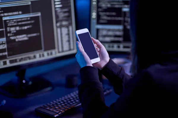 Кіберзлочинність Хакерство Концепція Технології Крупним Планом Хакер Смартфоном Використанням Комп — стокове фото