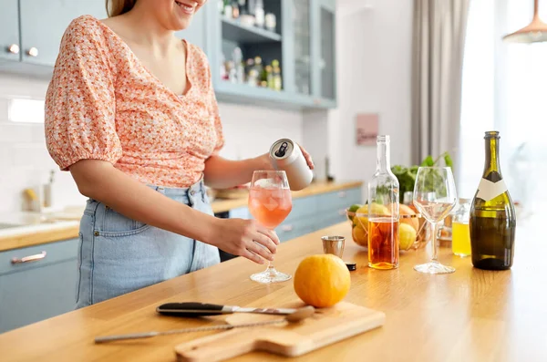 Drinks People Concept Close Woman Pouring Soda Tin Can Wine — Photo