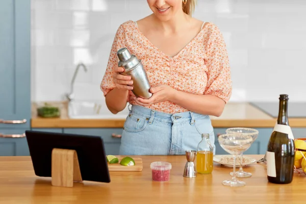 Drinks People Concept Close Woman Shaker Tablet Computer Making Cocktail —  Fotos de Stock