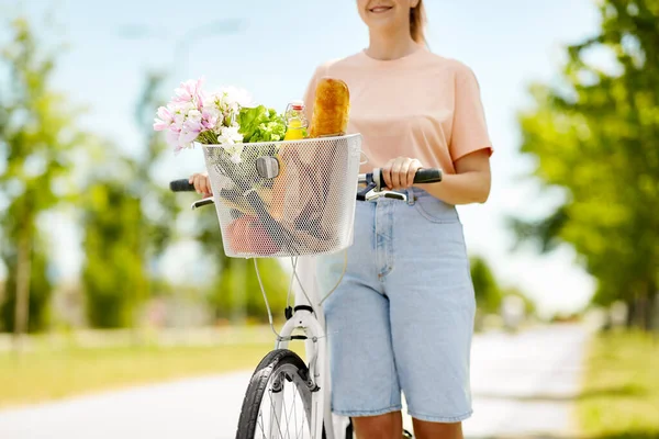 People Leisure Lifestyle Close Happy Woman Food Flowers Basket Bicycle — Fotografia de Stock