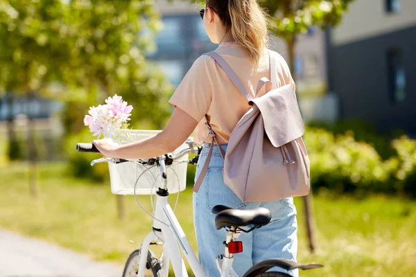 People Leisure Lifestyle Close Woman Bicycle Backpack Walking City Street — Zdjęcie stockowe