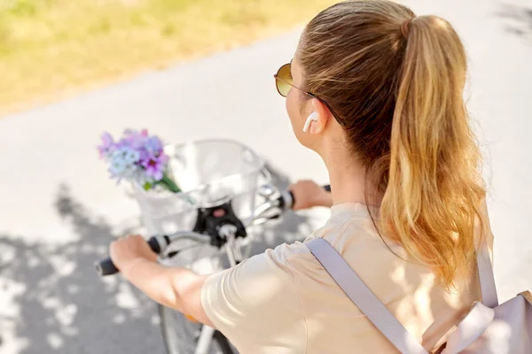 People Leisure Lifestyle Close Woman Earphones Backpack Flowers Basket Riding — Stockfoto