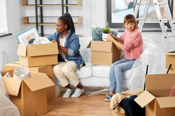 Moving People Real Estate Concept Women Unpacking Boxes New Home — Stock Photo, Image