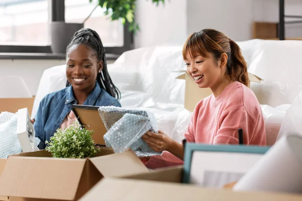 Verhuizen Mensen Vastgoed Concept Vrouwen Uitpakken Dozen Nieuw Huis — Stockfoto