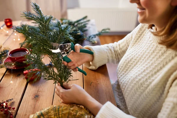 Kış Tatili Diy Hobi Konsepti Evde Noel Çelengi Yapmak Için — Stok fotoğraf