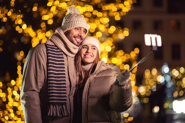 Winter Holidays People Concept Happy Smiling Couple Taking Picture Smartphone — Foto Stock