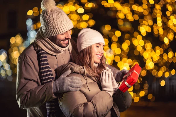 Férias Inverno Conceito Pessoas Feliz Casal Sorridente Com Presente Sobre — Fotografia de Stock