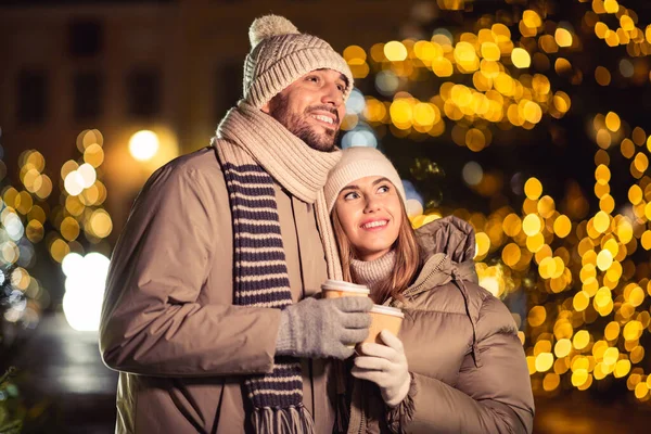 Winter Holidays Hot Drinks People Concept Happy Young Couple Takeaway — Foto Stock