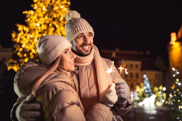 Férias Inverno Conceito Pessoas Feliz Casal Sorridente Com Faíscas Abraçando — Fotografia de Stock
