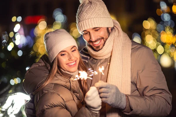 Winter Holidays People Concept Happy Smiling Couple Sparklers Christmas Lights — ストック写真