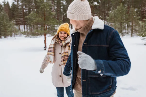 Människor Kärlek Och Fritid Koncept Glada Leende Par Promenader Vinterskogen — Stockfoto