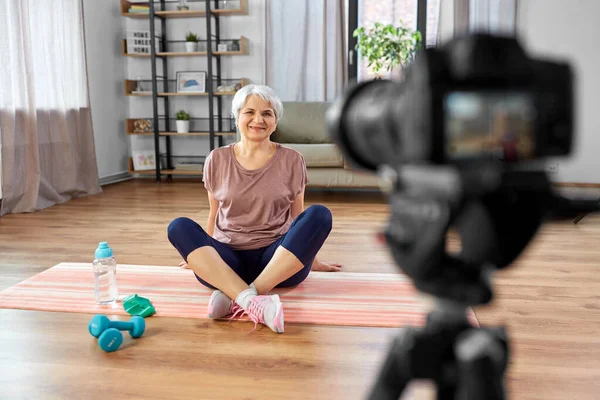 Fitness Deporte Video Blogging Concepto Feliz Mujer Mayor Blogger Con — Foto de Stock