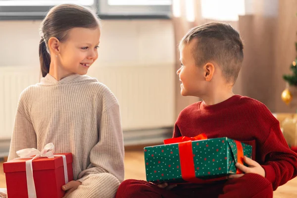 Рождество Зимние Каникулы Детство Счастливая Девочка Мальчик Пижаме Подарками Сидя — стоковое фото