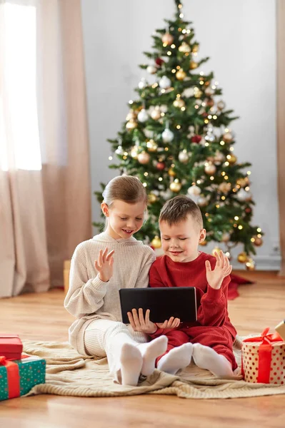 Christmas Winter Holidays Childhood Concept Happy Girl Boy Pajamas Tablet — ストック写真