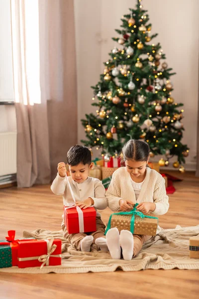 Christmas Winter Holidays Childhood Concept Happy Little Girl Boy Opening — Foto de Stock