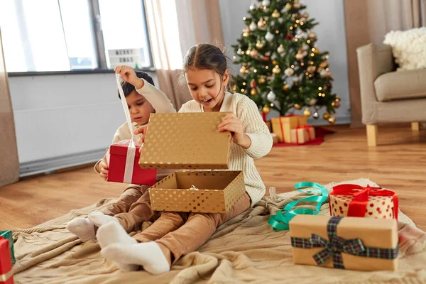 Christmas Winter Holidays Childhood Concept Happy Little Girl Boy Opening — Stockfoto