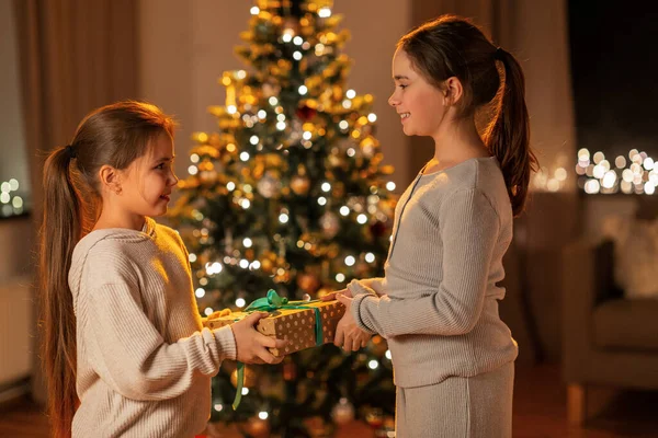 Mas Winter Holidays Childhood Concept Happy Smiling Girls Sisters Pajamas — Foto de Stock