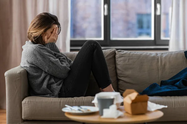 心理健康 心理问题和抑郁观念 压力大的妇女坐在家里沙发上 — 图库照片