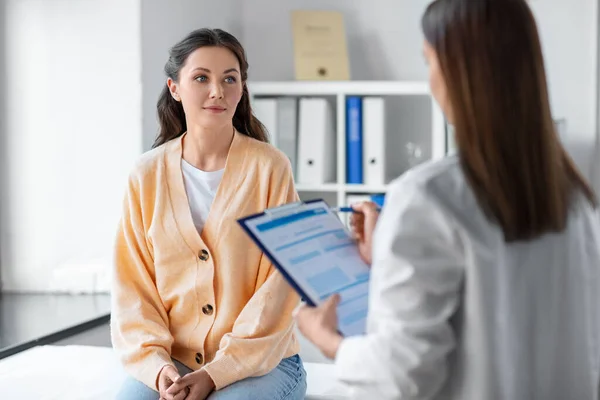 Medicine Healthcare People Concept Female Doctor Clipboard Talking Woman Patient — Zdjęcie stockowe