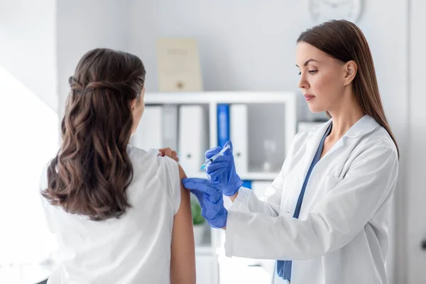 医药和流行病概念 医院女医生或女护士戴着带有注射器疫苗的医用防护手套 — 图库照片