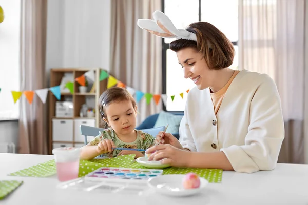 Vacanze Famiglia Persone Concetto Madre Felice Bambina Colorare Uova Pasqua — Foto Stock
