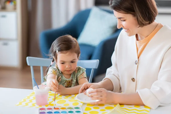 Concept Vacances Famille Personnes Mère Heureuse Petite Fille Coloriage Oeufs — Photo